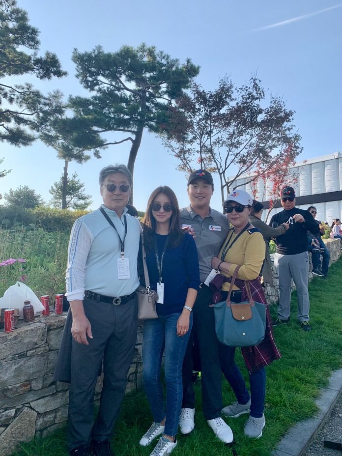 K.H. Lee with wife Joo Yeon and parents. Photo credit K.H. Lee